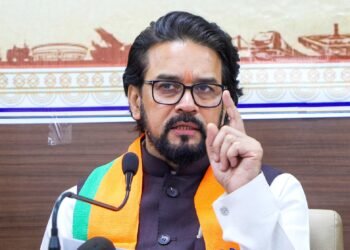 ಲೋಕಸಭೆಯೊಳಗೆ ಇ-ಸಿಗರೇಟ್ ಸೇದಿದ ಟಿಎಂಸಿ ಸಂಸದ? ಬಿಜೆಪಿಯ ಅನುರಾಗ್ ಠಾಕೂರ್ ಗಂಭೀರ ಆರೋಪ