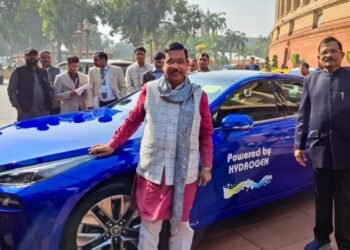 ಗ್ರೀನ್‌ ಎನರ್ಜಿ ಕಾರಲ್ಲಿ ಸಂಸತ್‌ಗೆ ಬಂದ ಇಂಧನ ಸಚಿವ | ದೇಶದ ಜನರ ಚಿತ್ತ ‘ಜೋಶಿ’ಯತ್ತ!