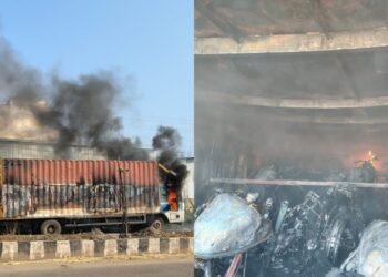 ಬಳ್ಳಾರಿ | ನಡು ರಸ್ತೆಯಲ್ಲೇ ಧಗಧಗನೆ ಹೊತ್ತಿ ಉರಿದ ಲಾರಿ | 45 ಲಕ್ಷ ರೂ. ಮೌಲ್ಯದ 40 ಬೈಕ್‌ ಸುಟ್ಟು ಕರಕಲು