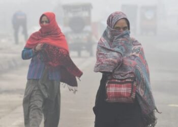 ದೆಹಲಿಯಲ್ಲಿ ದಟ್ಟ ಮಂಜಿನ ಕವಚ : 66 ವಿಮಾನಗಳ ಹಾರಾಟ ರದ್ದು, ಹಳಿ ತಪ್ಪಿದ ರೈಲು ಸಂಚಾರ | ‘ಗ್ಯಾಸ್ ಚೇಂಬರ್’ ಆದ ರಾಜಧಾನಿ