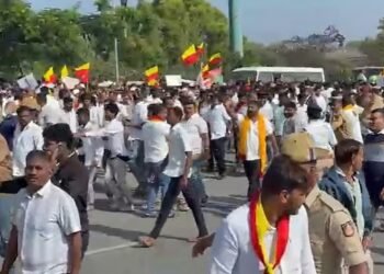 ಬೆಂಗಳೂರು ಏರ್‌ಪೋರ್ಟ್ ಪಾರ್ಕಿಂಗ್ ರೂಲ್ಸ್‌ ವಿರುದ್ಧ ಸಿಡಿದೆದ್ದ ಕ್ಯಾಬ್ ಚಾಲಕರು | ಹಿಂಸಾಚಾರಕ್ಕೆ ತಿರುಗಿದ ಪ್ರತಿಭಟನೆ.. ಪೊಲೀಸರಿಂದ ಲಾಠಿ ಚಾರ್ಜ್!