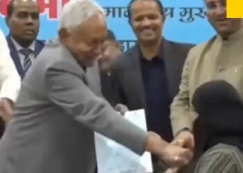 ವೇದಿಕೆಯಲ್ಲೇ ಮಹಿಳಾ ವೈದ್ಯೆಯ ಹಿಜಾಬ್ ಎಳೆದ ಬಿಹಾರ ಸಿಎಂ ನಿತೀಶ್ : ಜೆಡಿಯು ಸಮರ್ಥನೆ!