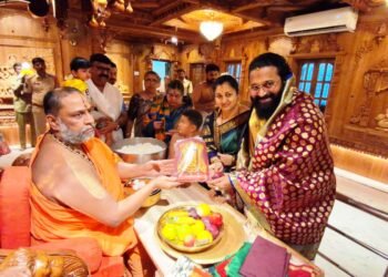 ಕುಟುಂಬ ಸಮೇತ ಮಂತ್ರಾಲಯಕ್ಕೆ ಭೇಟಿ ನೀಡಿ ರಾಯರ ದರ್ಶನ ಪಡೆದ ರಿಷಬ್ ಶೆಟ್ಟಿ!