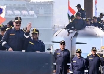 ಕಾರವಾರದ ಕದಂಬ ನೌಕಾನೆಲೆಯಲ್ಲಿ ರಾಷ್ಟ್ರಪತಿ.. INS Vagsheer ಸಬ್ಮರೀನ್ನಲ್ಲಿ ದ್ರೌಪದಿ ಮುರ್ಮು ಐತಿಹಾಸಿಕ ಪ್ರಯಾಣ!