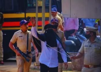 ಕೈಗಳಿಗೆ ಬೇಡಿ, ಮುಖಕ್ಕೆ ಕಪ್ಪು ಬಟ್ಟೆ : ಜೈಲಿಂದಲೇ ನಾಮಪತ್ರ ಸಲ್ಲಿಸಿದ ಗ್ಯಾಂಗ್ಸ್ಟರ್!