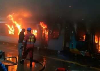 ಚಲಿಸುತ್ತಿದ್ದ ಎಕ್ಸ್‌ಪ್ರೆಸ್ ರೈಲಿನಲ್ಲಿ ಅಗ್ನಿ ಅವಘಡ… ಓರ್ವ ಸಾವು, 157 ಮಂದಿ ಪಾರು