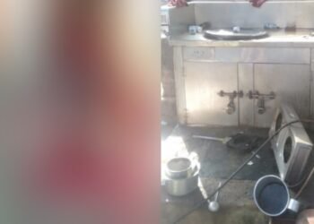 ಧಾರವಾಡದಲ್ಲಿ ಪುಡಿರೌಡಿಗಳ ಅಟ್ಟಹಾಸ | ಚಹಾ ಅಂಗಡಿಗೆ ನುಗ್ಗಿ ಮಾಲೀಕನ ಮೇಲೆ ಹಲ್ಲೆ