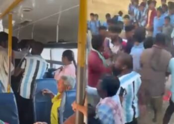 ಸಿನಿಮಾ ಸ್ಟೈಲ್ನಲ್ಲಿ ಬಸ್ ಒಳಗೆ ನುಗ್ಗಿ ಕಾಲೇಜು ವಿದ್ಯಾರ್ಥಿಗಳಿಗೆ ಹಿಗ್ಗಾಮುಗ್ಗಾ ಥಳಿಸಿದ ಪುಂಡರು