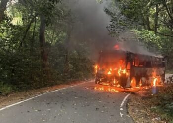 ನಡು ರಸ್ತೆಯಲ್ಲೇ ಹೊತ್ತಿ ಉರಿದ ಪ್ರವಾಸಿ ಬಸ್‌ | ತಪ್ಪಿದ ಭಾರೀ ಅನಾಹುತ!