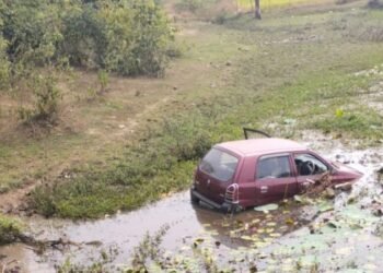 ಚಾಲಕನ ನಿಯಂತ್ರಣ ತಪ್ಪಿ ಕರೆಗೆ ಉರುಳಿದ ಕಾರು | ಸ್ಥಳೀಯರ ಸಮಯ ಪ್ರಜ್ಞೆಯಿಂದ ಮೂವರು ಪಾರು