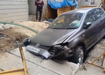 ಚಾಲಕನ ನಿಯಂತ್ರಣ ತಪ್ಪಿ ಗುಂಡಿಗೆ ಬಿದ್ದ ಕಾರು