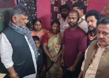 ಬಳ್ಳಾರಿ ಗಲಾಟೆ | ಮೃತ ರಾಜಶೇಖರ್ ಕುಟುಂಬಕ್ಕೆ ಡಿಕೆಶಿ ಸಾಂತ್ವನ