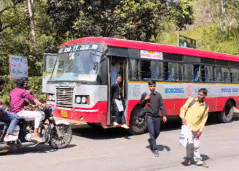 ಚಿಕ್ಕಮಗಳೂರು | ರಸ್ತೆ ಮಧ್ಯೆ ಕೆಟ್ಟು ನಿಂತ KSRTC ಬಸ್‌ ; ಪ್ರಯಾಣಿಕರು ಪರಿದಾಟ
