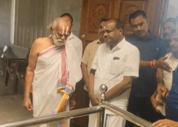 ಜನತಾ ಸಮಾವೇಶಕ್ಕೆ ತೆರಳುವ ಮುನ್ನ ಮಾವಿನಕೆರೆ ರಂಗನಾಥ ಸ್ವಾಮಿ ದರ್ಶನ ಪಡೆದ  ಹೆಚ್‌ಡಿಕೆ