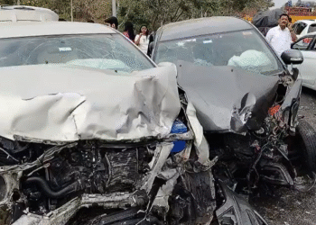 ಮಂಡ್ಯದಲ್ಲಿ 2 ಕಾರುಗಳ ನಡುವೆ ಮುಖಾಮುಖಿ ಡಿಕ್ಕಿ | 6 ಮಂದಿಗೆ ಗಂಭೀರ ಗಾಯ