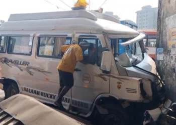 ಚಾಲಕನ ನಿಯಂತ್ರಣ ತಪ್ಪಿ ಫ್ಲೈಓವರ್‌ಗೆ ಡಿಕ್ಕಿ ಹೊಡೆದ ಟಿಟಿ | ಎಂಟು ಮಂದಿಗೆ ಗಾಯ