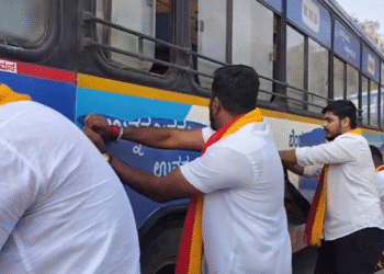 BMTC ಬಸ್‌ಗಳಲ್ಲಿ ಹಾಕಿದ್ದ ತಂಬಾಕು ಉತ್ಪನ್ನಗಳ  ಜಾಹೀರಾತುಗಳನ್ನು ಕಿತ್ತೆಸೆದು ‘ಯುವ ಕರ್ನಾಟಕ ಸಂಘಟನೆ’ ಹೋರಾಟ