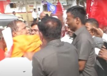 ಪ್ರತಿಭಟನೆ ವೇಳೆ PSI ಕೆನ್ನೆಗೆ ಬಾರಿಸಿದ ಸ್ವಾಮೀಜಿ | ಅಷ್ಟಕ್ಕೂ ನಡೆದಿದ್ದೇನು?