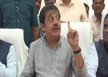 ಬಳ್ಳಾರಿ ಫೈರಿಂಗ್‌ ಕೇಸ್‌ ತನಿಖೆ ನಡೀತಿದೆ.. ಯಾರೊಬ್ಬರನ್ನೂ ಬಿಡೋದಿಲ್ಲ | ಸಚಿವ ಜಮೀರ್