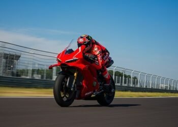 ರೇಸ್ ಟ್ರ್ಯಾಕ್‌ನ ಅಬ್ಬರ ಈಗ ರಸ್ತೆಗೆ | ಡುಕಾಟಿ ಪಾನಿಗೇಲ್ V4 R ಭಾರತದಲ್ಲಿ ಬಿಡುಗಡೆ ; ಬೆಲೆ ಇನ್ನಿತ್ಯಾದಿ ವಿವರ ಇಲ್ಲಿದೆ