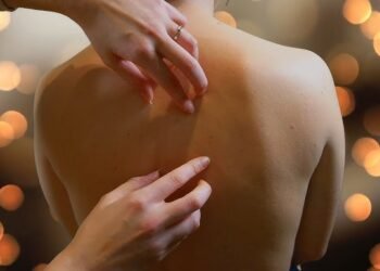 ಮತ್ತೊಬ್ಬರ ಬೆನ್ನು ಕೆರೆಯಿರಿ, ಗಂಟೆಗೆ 9,000 ರೂ. ಗಳಿಸಿ! | ಏನಿದು ‘ಸ್ಕ್ರ್ಯಾಚ್ ಥೆರಪಿ’?