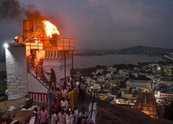 ಮಧುರೈ ಬೆಟ್ಟದ ಮೇಲೆ ದೀಪ ಬೆಳಗಲು ಹೈಕೋರ್ಟ್ ಅನುಮತಿ | ತಮಿಳುನಾಡು ಸರ್ಕಾರಕ್ಕೆ ಮುಖಭಂಗ