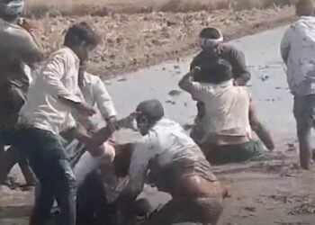 ಆಸ್ತಿ ವಿವಾದ | ಕೆಸರು ಗದ್ದೆಯಲ್ಲೇ ಕುಟುಂಬಸ್ಥರ​​ ಫೈಟ್​​