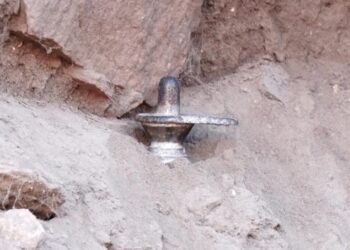 ಲಕ್ಕುಂಡಿ | ಕೋಟೆ ಗೋಡೆಯಲ್ಲಿ ಪುರಾತನ ಕಾಲದ ಶಿವಲಿಂಗ ಪತ್ತೆ