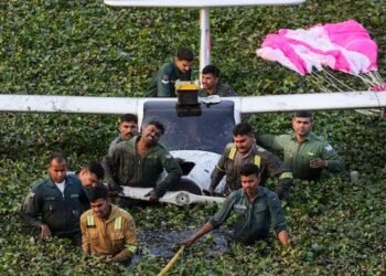 ಅಪಘಾತಕ್ಕೀಡಾದ ವಾಯುಪಡೆಯ ವಿಮಾನದ ಪೈಲಟ್‌ಗಳನ್ನು ರಕ್ಷಿಸಿದ ಸ್ಥಳೀಯರು | ವಿಡಿಯೋ ವೈರಲ್