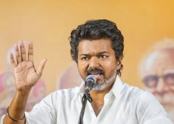 ದ್ರಾವಿಡ ಪಕ್ಷಗಳ ಅಬ್ಬರಕ್ಕೆ ‘ಸೀಟಿ’ಯ ಏಟು | ಮೈತ್ರಿ ಇಲ್ಲದೆ ಕಣಕ್ಕಿಳಿಯುವ ಸುಳಿವು ನೀಡಿದ ನಟ ವಿಜಯ್!