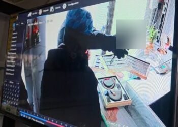 ವಿಜಯಪುರ | ಚಿನ್ನದ ಅಂಗಡಿ ದರೋಡೆ ಮಾಡಿ ಗುಂಡು ಹಾರಿಸಿ ಪರಾರಿಯಾದ ಖದೀಮರು ; ಓರ್ವನಿಗೆ ಗಾಯ