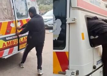 ಆಸ್ಪತ್ರೆ ಎದುರೇ ಆಂಬ್ಯುಲೆನ್ಸ್ ಡೋರ್‌ ಜಾಮ್ | ರೋಗಿ ಸಾವು