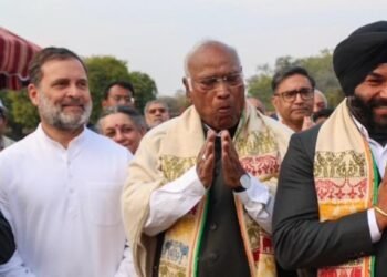 ರಾಷ್ಟ್ರಪತಿ ಭವನದ ಕಾರ್ಯಕ್ರಮದಲ್ಲಿ ಗಮೋಚಾ ವಿವಾದ | ರಾಹುಲ್ ಗಾಂಧಿ ವಿರುದ್ಧ ಬಿಜೆಪಿ ಆಕ್ರೋಶ, ಕಾಂಗ್ರೆಸ್ ತಿರುಗೇಟು