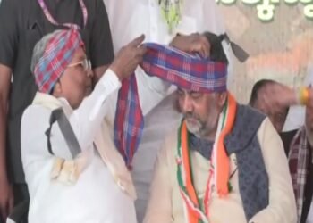 ಡಿಸಿಎಂ ಡಿಕೆಶಿ ತಲೆಗೆ ಪೇಟ ಕಟ್ಟಿದ ಸಿಎಂ ಸಿದ್ದರಾಮಯ್ಯ!