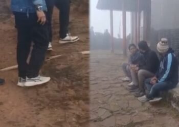 ಪವಿತ್ರ ಮುಳ್ಳಯ್ಯನಗಿರಿ ಕ್ಷೇತ್ರದಲ್ಲಿ ಚಪ್ಪಲಿ ಧರಿಸಿ ಗದ್ದುಗೆ ಮೇಲೆ ಓಡಾಟ | ಪ್ರವಾಸಿಗರ ವಿರುದ್ಧ ಭಜರಂಗದಳ-ವಿಹೆಚ್‌ಪಿ ಆಕ್ರೋಶ