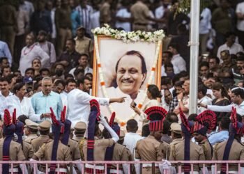 ಕರ್ಮಭೂಮಿ ಬಾರಾಮತಿಯಲ್ಲಿ ಅಜಿತ್ ದಾದಾಗೆ ಸಾವಿರಾರು ನಾಯಕರು, ಬೆಂಬಲಿಗರಿಂದ ಕಣ್ಣೀರ ವಿದಾಯ