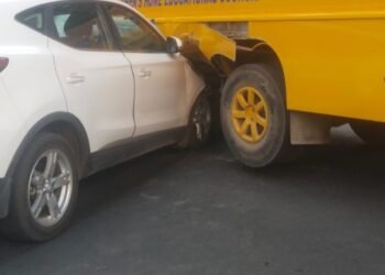 ಬೆಂಗಳೂರು | ಸಿಗ್ನಲ್ ತಪ್ಪಿಸಲು ಹೋಗಿ ಶಾಲಾ ಬಸ್‍ಗೆ ಕಾರು ಡಿಕ್ಕಿ.. ತಪ್ಪಿದ ದುರಂತ!