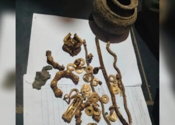 ಗದಗದಲ್ಲಿ ಮನೆ ಕಟ್ಟಲು ಅಡಿಪಾಯ ತೆಗೆಯುವ ವೇಳೆ ನಿಧಿ ಪತ್ತೆ!