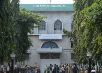 ಜೈಲಿನಲ್ಲಿದ್ದ ಮಗನಿಗೆ ಮೊಬೈಲ್​ ಕೊಂಡೊಯ್ದು ಸಿಕ್ಕಿಬಿದ್ದಿ ತಾಯಿ!