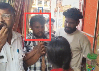 ತಂಗಿಯೊಂದಿಗೆ ಅಸಭ್ಯ ವರ್ತನೆ | ನಡುರಸ್ತೆಯಲ್ಲೇ ಯುವಕನಿಗೆ ಹಿಗ್ಗಾಮುಗ್ಗಾ ಥಳಿಸಿದ ಸಹೋದರರು