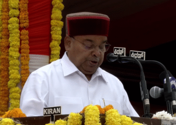 ರಾಜ್ಯ ರಾಜಧಾನಿಯಲ್ಲಿ 77ನೇ ಗಣರಾಜ್ಯೋತ್ಸವ ಸಂಭ್ರಮ | ರಾಜ್ಯಪಾಲ ಥಾವರ್ ಚಂದ್ ಗೆಹ್ಲೋಟ್‌ರಿಂದ ಧ್ವಜಾರೋಹಣ