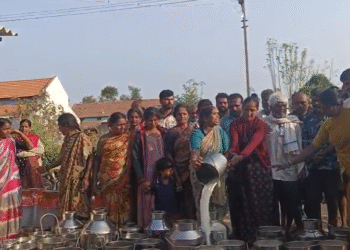 ಡೈರಿ ಅವ್ಯವಸ್ಥೆ ಖಂಡಿಸಿ ರಸ್ತೆಗೆ ಹಾಲು ಸುರಿದು  ರೈತರ ಆಕ್ರೋಶ