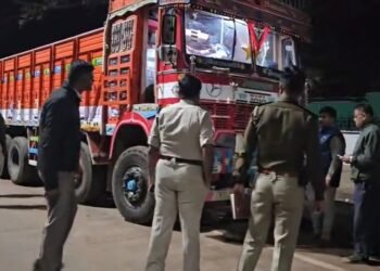 ಬೆಳಗಾವಿ | ಚಲಿಸುತ್ತಿದ್ದ ಲಾರಿ ಏರಿ ಸಿನಿಮಾ ಸ್ಟೈಲ್​​ನಲ್ಲಿ ಡ್ರೈವರ್ ಮೇಲೆ ಮಾರಣಾಂತಿಕ ಹಲ್ಲೆ!