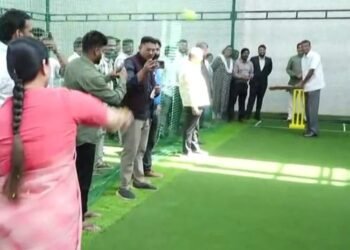 ಲಕ್ಷ್ಮೀ ಹೆಬ್ಬಾಳ್ಕರ್ ಭರ್ಜರಿ ಬೌಲಿಂಗ್‌ಗೆ ಸತೀಶ್ ಜಾರಕಿಹೊಳಿ ‘ಕ್ಲೀನ್ ಬೋಲ್ಡ್’!