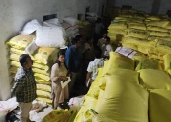 ಅಕ್ರಮ ಯೂರಿಯಾ ಗೊಬ್ಬರ ಸ್ಟಾಕ್ ಇಟ್ಟಿದ್ದ ಗೋಡೌನ್‌ಗೆ ಅಧಿಕಾರಿಗಳ ದಾಳಿ | ಮಾಲೀಕ ವಶಕ್ಕೆ