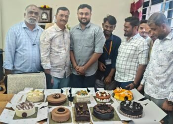 ಬೆಂಗಳೂರು | ಜಿಲ್ಲಾಧಿಕಾರಿ ಕಚೇರಿಯಲ್ಲೇ ಬರ್ತಡೇ ಸೆಲೆಬ್ರೆಷನ್‌ ;  ಸಾರ್ವಜನಿಕರ ಆಕ್ರೋಶ