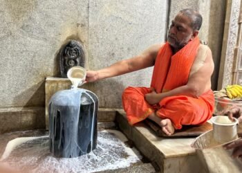 ರಾಯಚೂರು | ಶಿವರಾತ್ರಿ ಅಂಗವಾಗಿ ಮಂತ್ರಾಲಯಕ್ಕೆ ಹರಿದುಬಂದ ಭಕ್ತಸಾಗರ