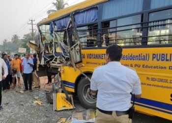 ಮಂಗಳೂರು | ಶಾಲಾ ಬಸ್‌ಗೆ ಮೀನು ಸಾಗಾಟದ ಕ್ಯಾಂಟರ್ ಡಿಕ್ಕಿ ; 7 ವಿದ್ಯಾರ್ಥಿಗಳಿಗೆ ಗಾಯ