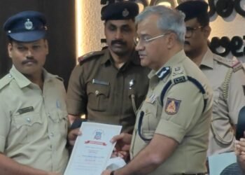 ಮಹಿಳೆಯ ಸರ ಕಸಿದು ಓಡ್ತಿದ್ದ ಕಳ್ಳನನ್ನು 1 ಕಿಮೀ ಬೆನ್ನತ್ತಿ ಹಿಡಿದ ಕಾನ್ಸ್‌ಟೇಬಲ್ | ಕಮಿಷನರ್ ಶ್ಲಾಘನೆ