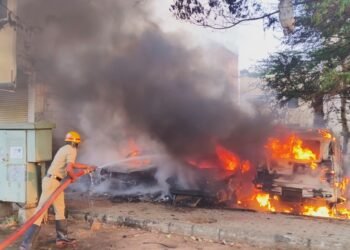 ದಾವಣಗೆರೆ | ಗ್ಯಾರೇಜ್ನಲ್ಲಿ ಆಕಸ್ಮಿಕ ಬೆಂಕಿ.. 4 ಕಾರು, 1 ಕ್ರಷರ್ ಸುಟ್ಟು ಕರಕಲು